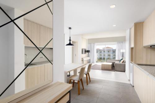 Cuisine ou kitchenette dans l'établissement Radisson Blu Residences, Saidia