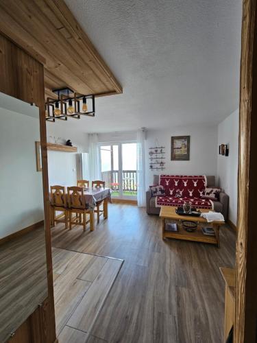 un salon avec un canapé et une table dans l'établissement LES BALCONS DU SOLEIL L OURSON, à Font-Romeu-Odeillo-Via