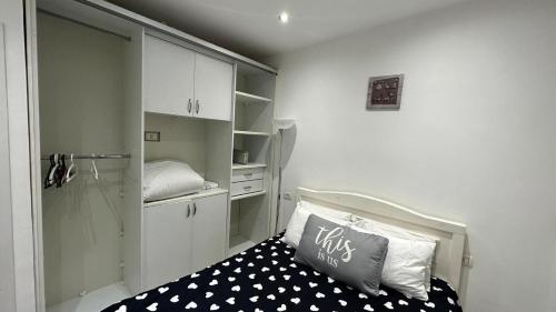 - une chambre dotée d'un lit avec un oreiller noir et blanc dans l'établissement Shimshon By The Sea, à Tel Aviv