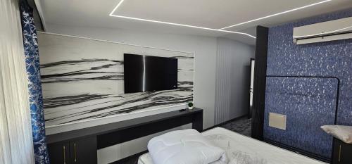 1 dormitorio con 1 cama con una pintura en la pared en Luxury Room 's en Velika Kladuša