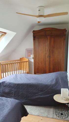 une chambre avec un lit et une armoire en bois dans l'établissement Appartement independant à Sarzeau Emplacement exceptionnel 4 couchages, à Sarzeau