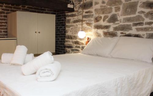 ein Schlafzimmer mit einem weißen Bett und Handtüchern darauf in der Unterkunft Theane lime 1 in Kavala