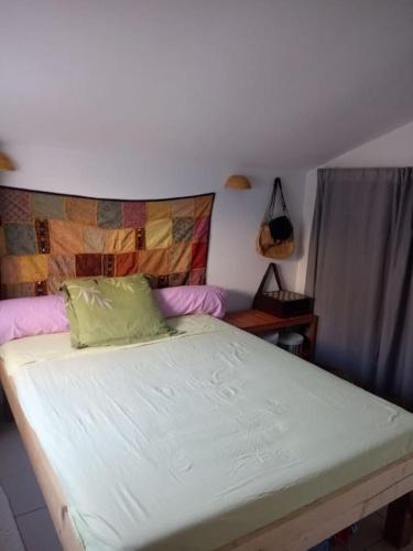 Schlafzimmer mit einem weißen Bett mit Kopfteil in der Unterkunft WELLCOME#HOME in Aramon