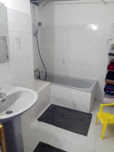 ein Badezimmer mit einem Waschbecken, einer Badewanne und einem Waschbecken in der Unterkunft WELLCOME#HOME in Aramon