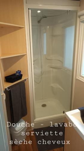 une douche avec une porte vitrée dans une salle de bain dans l'établissement Mobil Home proche EUROPA PARK/RULANTICA, à Boofzheim