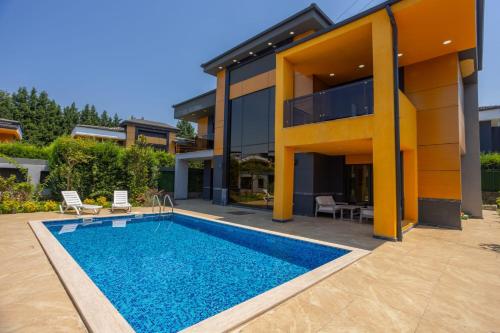 une villa avec une piscine en face d'une maison dans l'établissement Villa Aysha 2, à Sapanca