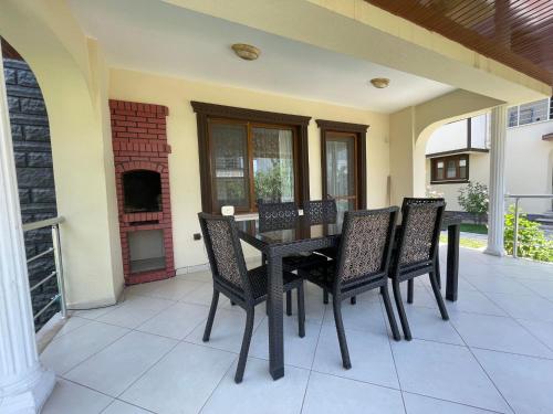 - czarny stół i krzesła na patio w obiekcie Huge Villa 300 meters to sea and near to Ida mount w mieście Burhaniye