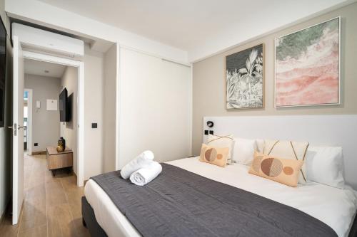 1 dormitorio con 1 cama grande y 2 almohadas en dobohomes - GC21 en Madrid