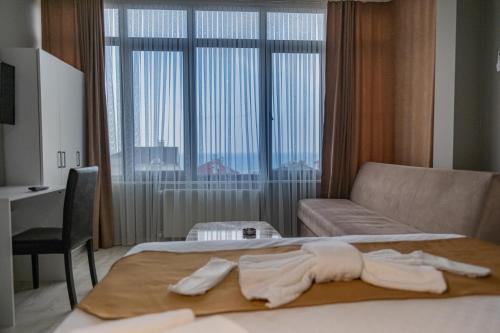 - une chambre avec un lit, un canapé et une fenêtre dans l'établissement MY HOME IN TRABZON, à Trabzon