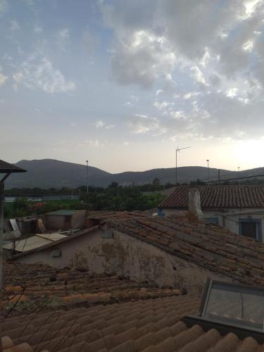 vista sui tetti delle case con montagne sullo sfondo di Habitación intima con patio privado 