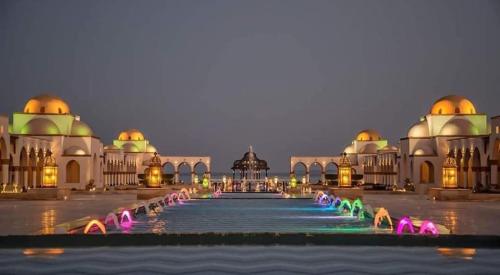 a view of the rashtrapati bhawan palace at night at veranda sahl hasheesh in Hurghada