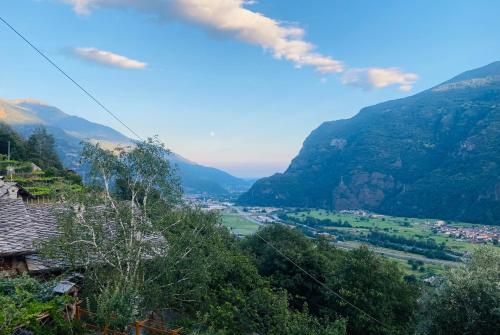 a view of a valley in the mountains at La casa di Tes in Donnas