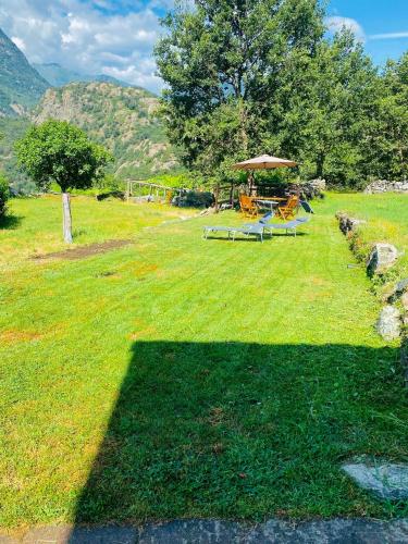 a yard with a picnic table and a gazebo at La casa di Tes in Donnas