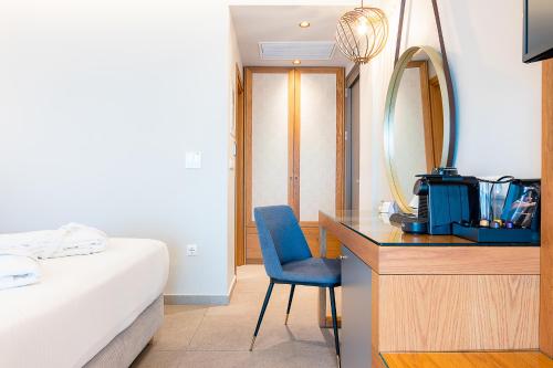 Ένα ή περισσότερα κρεβάτια σε δωμάτιο στο Colonides Beach Hotel 