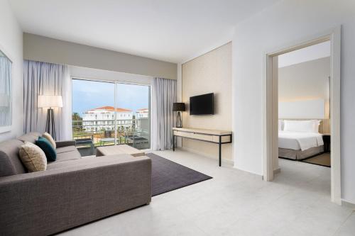 Un ou plusieurs lits dans un hébergement de l'établissement Radisson Blu Residences, Saidia