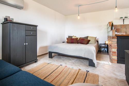 1 dormitorio con 1 cama y vestidor en una habitación en Somlói Vándor Lodge, en Somlóvásárhely