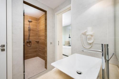 Salle de bains dans l'établissement Radisson Blu Residences, Saidia