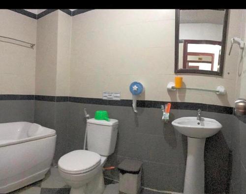 Phước Thịnh Hotel في فنغ تاو: حمام به مرحاض أبيض ومغسلة