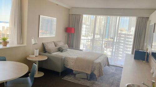 Un pat sau paturi într-o cameră la Luxury apartment & Ocean View in Surfers Paradise