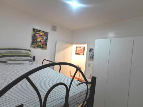 1 dormitorio pequeño con 1 cama y armario en Transient San Pablo Lagun en San Pablo
