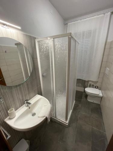uma casa de banho com um chuveiro, um lavatório e um WC. em Agriturismo Parmoleto em Montenero