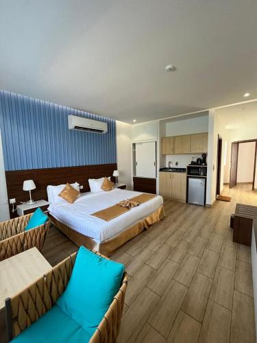Großes Hotelzimmer mit einem Bett und einer Küche in der Unterkunft درة العروس استوديو على شاطئ البرادايس - عوائل in Durrat Al-Arus