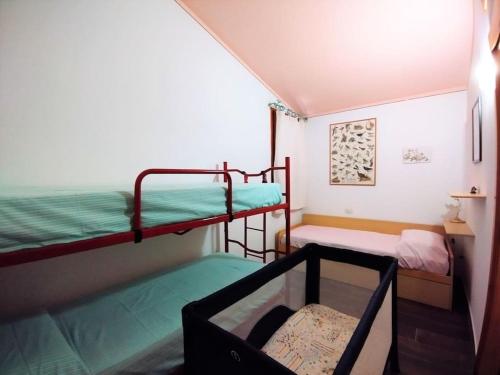 Poschodová posteľ alebo postele v izbe v ubytovaní "Ruby Seadragon Holiday Home" a 80 m dal mare con giardino recintato P5584