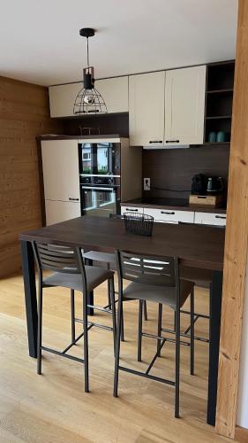 une cuisine avec une table en bois et deux chaises ainsi qu'une salle à manger dans l'établissement 