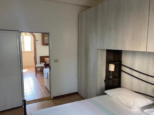 - une chambre avec un lit et une vue sur une pièce dans l'établissement Casa versilia, à Mommio