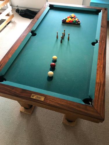 a pool table with four balls and afits at Maglebjerggaard Gæstgiveri in Borre