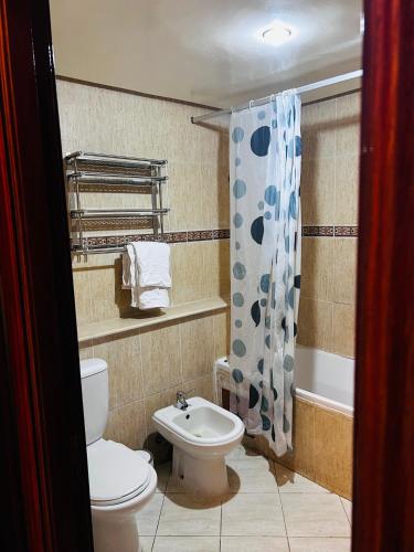 a bathroom with a toilet and a sink at Appartement luxueux à Agdal près de la gare in Rabat