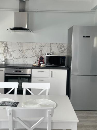 Dapur atau dapur kecil di Noah Apartment Self Check-in Otopeni