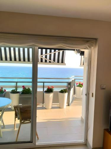 Àtico frente el mar azul