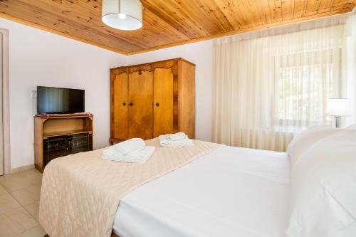 a bedroom with a bed with two towels on it at Casa Monte in Theológos