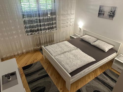 Кровать или кровати в номере Apartman Samardžić