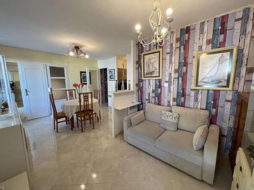 un salon avec un canapé et une salle à manger dans l'établissement Appartement spacieux 4 pers, balcon, vue mer, proche plage, parking, ménage inclus - FR-1-224C-116, à Saint-Hilaire-de-Riez