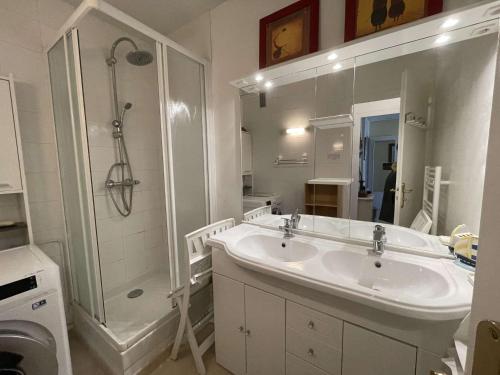 une salle de bain blanche avec un lavabo et une douche dans l'établissement Appartement spacieux 4 pers, balcon, vue mer, proche plage, parking, ménage inclus - FR-1-224C-116, à Saint-Hilaire-de-Riez