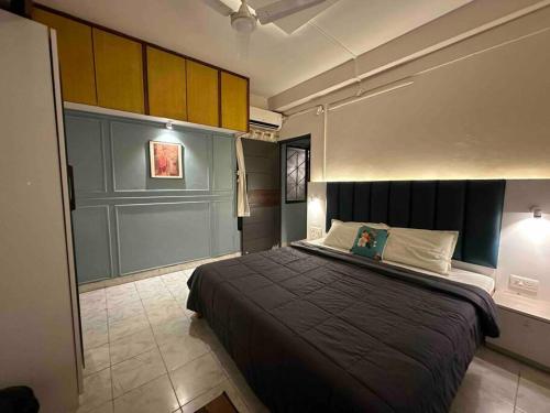 戈爾哈布爾的住宿－Lux Flat，一间卧室,卧室内配有一张大床