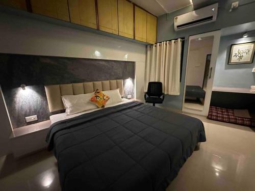 Lux Flat في كولهابور: غرفة نوم مع سرير أسود كبير في غرفة
