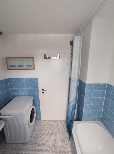 La salle de bains est pourvue d'une baignoire, de toilettes et d'une douche. dans l'établissement Schöne Wohnung an der Nordsee in Mildstedt, à Mildstedt