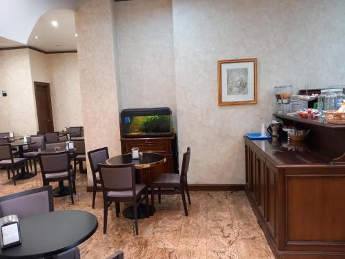 a restaurant with tables and chairs and a television at Hotel Valentino Centro Storico in Orvieto