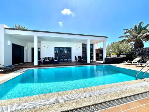 Immaculate 3-Bed Villa in Playa Blanca