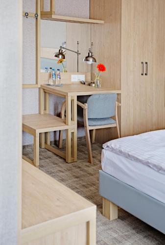 a bedroom with a desk and a bed at Dom Wczasowy Beskidy in Wisła