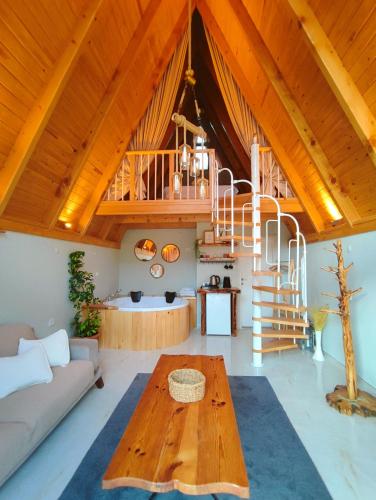 sala de estar con mesa de madera y escalera en Usula Bungalov, en Rize