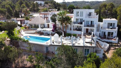 an aerial view of a house with a swimming pool at Hotel Rural Can Maries in Puerto de San Miguel