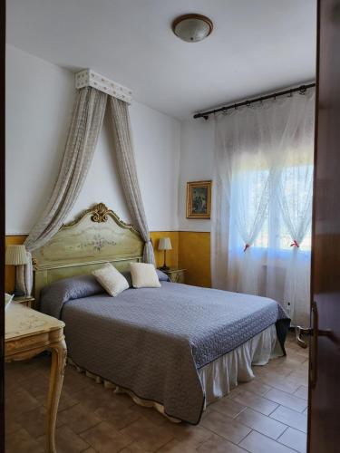 - une chambre avec un lit à baldaquin dans l'établissement Alloggi Adamo Venice, à Oriago