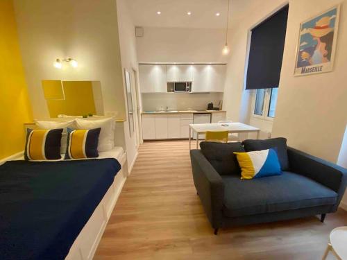 un salon avec deux canapés et une cuisine dans l'établissement Ma place au sud Marseille centre-ville, à Marseille