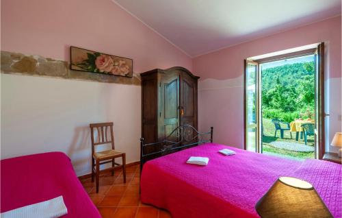 ApecchioにあるValguerriera 6- Rosa Cremisiのベッドルーム1室(ピンクベッド1台、窓付)