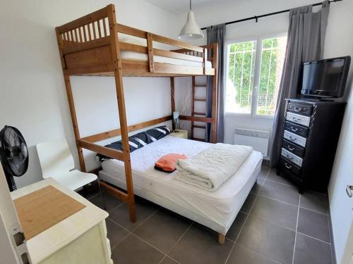 - une chambre avec 2 lits superposés et une télévision dans l'établissement Superbe Villa T5 Climatisée avec Piscine Privative et Garage à Six-Fours-les-Plages (9 Couchages) - FR-1-316-39, à Six-Fours-les-Plages