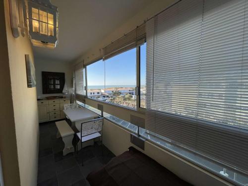 une cuisine avec une fenêtre offrant une vue sur la ville dans l'établissement Appartement spacieux 4 pers, balcon, vue mer, proche plage, parking, ménage inclus - FR-1-224C-116, à Saint-Hilaire-de-Riez